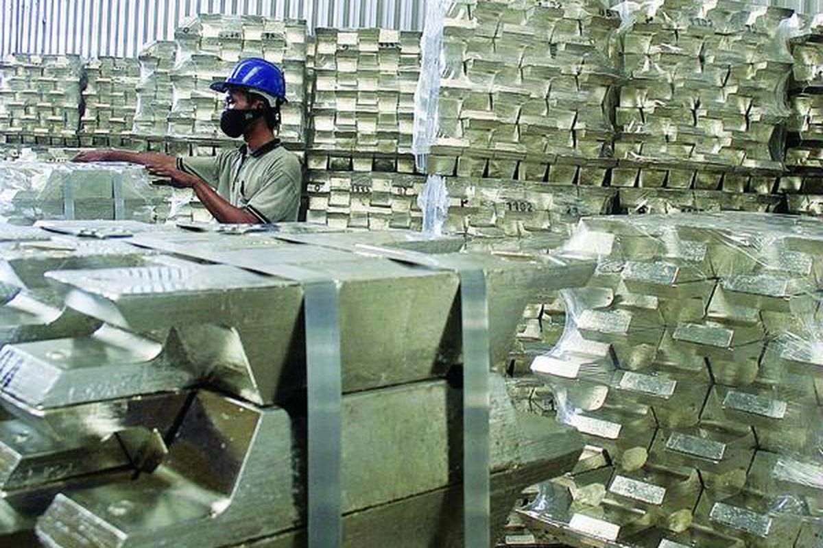 Pekerja memeriksa balok-balok timah di gudang PT Bukit Timah di Pangkal Pinang, Provinsi Kepulauan Bangka Belitung. Timah merupakan komoditas utama dari Bangka Belitung dengan nilai ekspor rata-rata Rp 2 triliun per bulan atau setara 70 persen nilai ekspor Bangka Belitung.