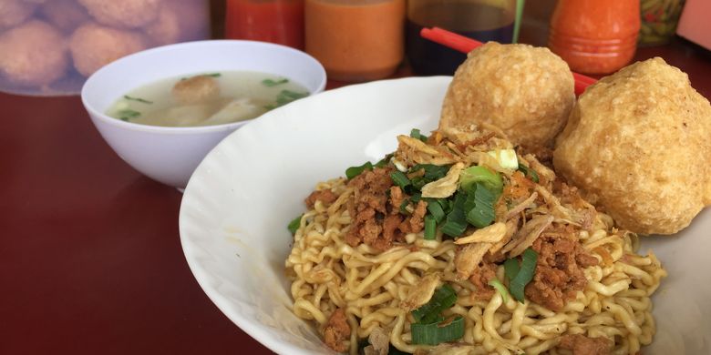 Bakmi Bangka Aloiy 777 dengan makanan pendamping bakso goreng ayam