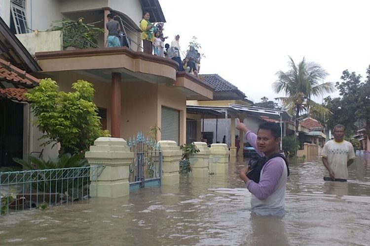 Kondisi banjir di Desa Pemaron, Brebes, Jawa Tengah yang mencapai 1 meter.
