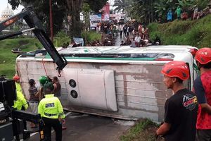 Tak Kuat Menanjak, Bus Rombongan Wisatawan Asal Sleman Terguling di Karanganyar