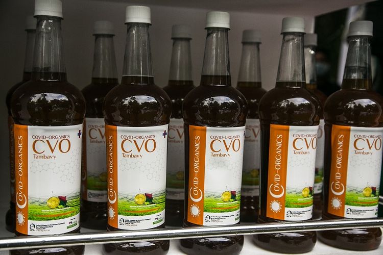 Sampel Covid Organics atau CVO, dipajang di Antananarivo pada 20 April 2020. Covid Organics atau CVO diproduksi oleh Malagasy Institute of Applied Research (IMRA) yang dibuat dari Artemisia dan diduga membantu mencegah infeksi yang disebabkan oleh virus corona.