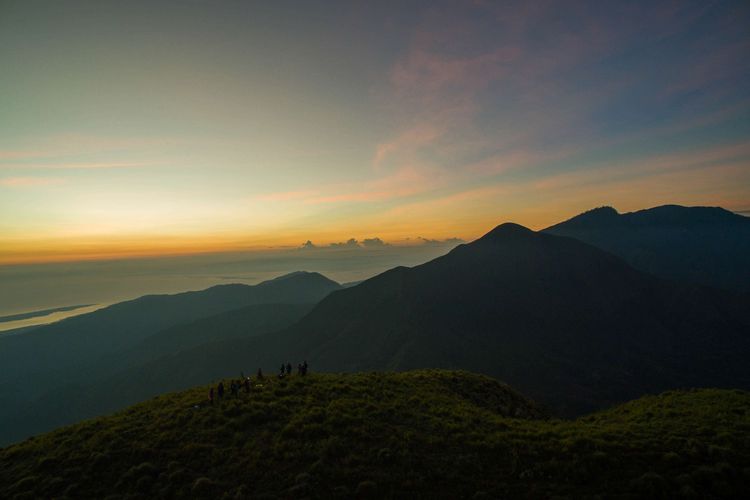 Lanskap matahari terbit dari puncak Bukit Pergasingan, Lombok Timur, Nusa Tenggara Barat, Kamis (19/3/2015). Puncak Bukit Pergasingan menjadi pilihan wisata trekking di Lombok Timur untuk menyaksikan matahari terbit dan lanskap Gunung Rinjani. KOMPAS IMAGES/FIKRIA HIDAYAT