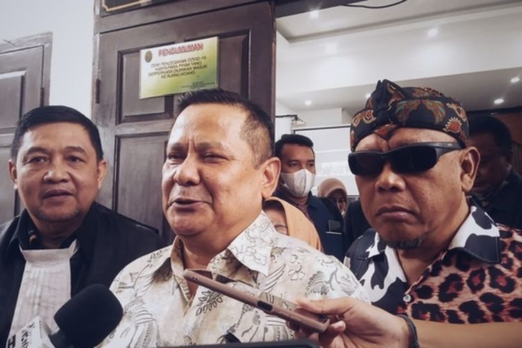 Terdakwa kasus penganiayaan Irjen Pol Napoleon Bonaparte ditemui pasca persidangan pembacaan putusan sela di Pengadilan Negeri (PN) Jakarta Selatan, Kamis (12/5/2022). 