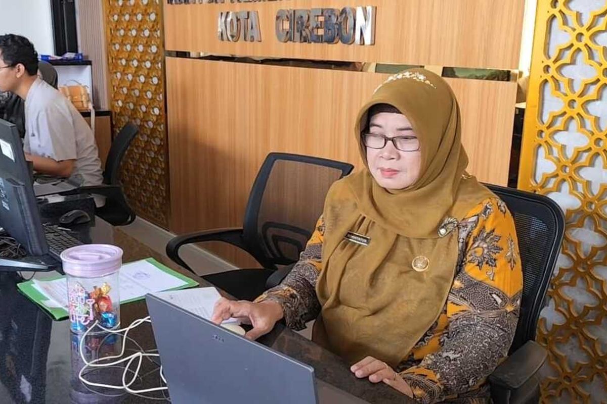 Kasi Haji dan Umroh Kemenag Kota Cirebon Jawa Barat Rokhyatun memberikan keterangan terkait rencana keberangkatan calon jemaah haji kepada Kompas.com Jumat (25/4/2025) siang.