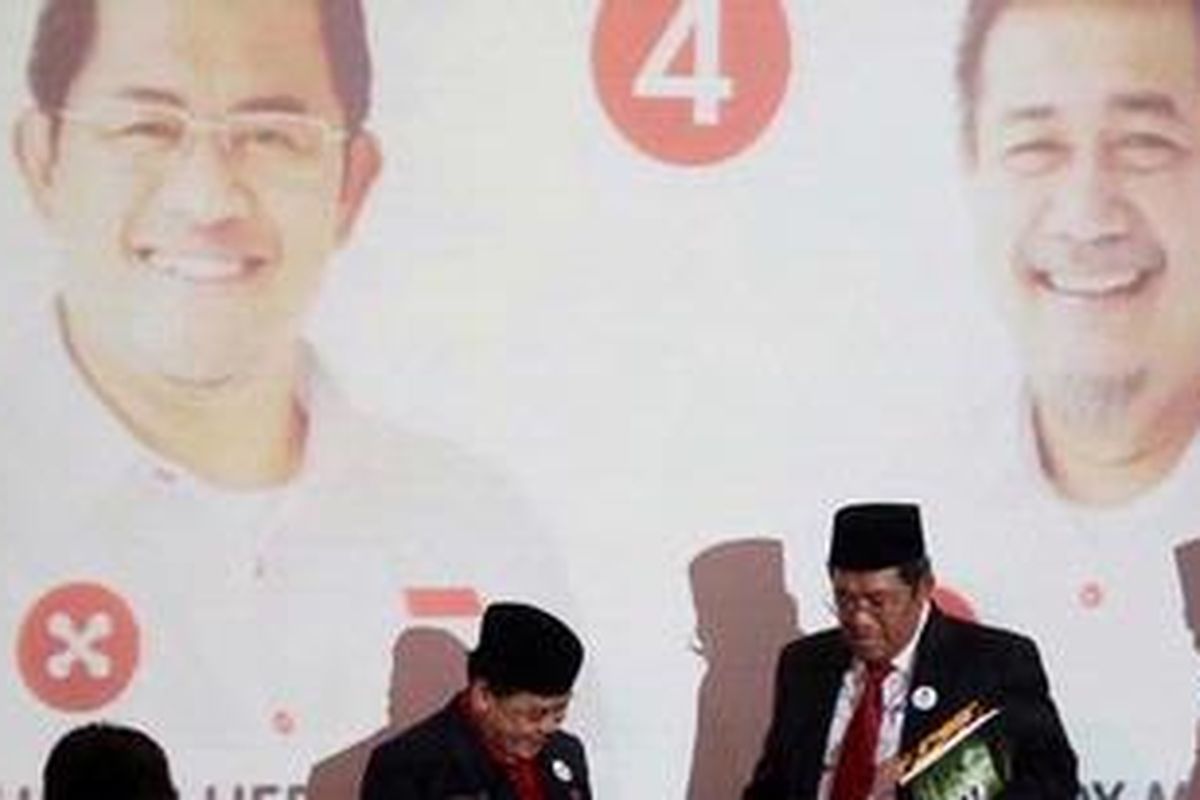 Pasangan calon gubernur dan wakil gubernur, Ahmad Heryawan dan Deddy Mizwar, yang maju dalam Pemilihan Kepala Daerah Jawa Barat (Pilkada Jabar) 2013 saat akan membacakan visi dan misinya dalam Rapat Paripurna Istimewa di Gedung DPRD Jawa Barat, Bandung, Jawa Barat, Kamis (7/2/2013). Dalam rapat paripurna ini kelima pasangan cagub dan cawagub peserta Pilkada Jabar 2013 memaparkan visi dan misi serta program kerja mereka jika terpilih memimpin Jawa Barat periode 2013-2018 dihadapan anggota DPRD Provinsi Jawa Barat. KOMPAS/RONY ARIYANTO NUGROHO