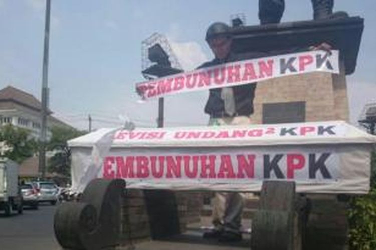 Seorang warga menggelar aksi dukung KPK di Solo, Kamis (15/10/2015). 