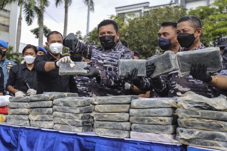 Wakil Kepala Staf TNI Angkatan Laut (Wakasal) Laksamana Madya TNI Ahmadi Heri Purwono (kedua kiri) menunjukkan barang bukti narkotika jenis kokain di Koarmada 1, Jakarta, Senin (9/5/2022). Kapal Patroli TNI AL (KAL) Sangiang jajaran Koarmada I berhasil menggagalkan peredaran narkotika jenis kokain seberat 179 kilogram yang diduga penyeludupan narkotika tersebut melalui penyebrangan pelabuhan Bakaheuni - Merak.