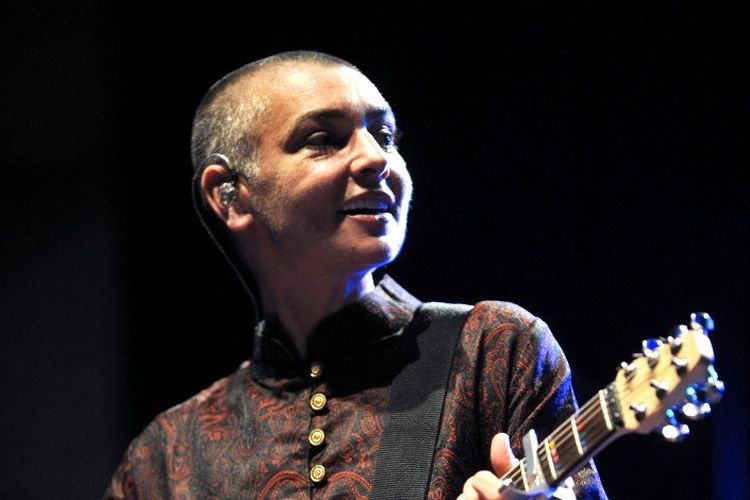Irish singer Sinead O'Connor performs on August 11, 2013 in Lorient, western of France during the Inter-Celtic Festival of Lorient. AFP PHOTO FRED TANNEAU (Photo by Fred TANNEAU / AFP)