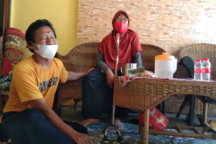 Imas Kustiani (53) guru honorer kategori dua bersama suaminya Nana Suhana (54) ditemui di teras rumahnya di Perumahan Eka Mas Permai, Desa Pangulah Utara, Kecamatan Kotabaru, Karawang. Imas merupakan guru honorer yang videonya viral lantaran ikut seleksi PPPK meski tengah sakit struk.