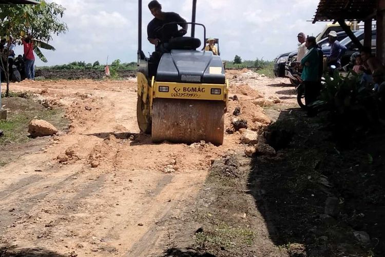 Jalan akses menuju kawasan hutan Desa Gabusan, Kecamatan Jati, Kabupaten Blora diperbaiki jelang kunjungan presiden Joko Widodo
