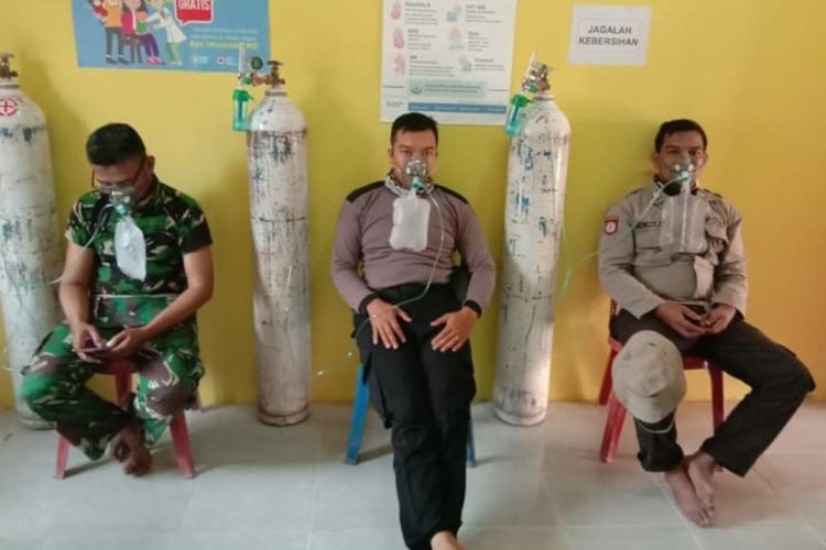 Petugas pemadam kebakaran hutan dan lahan di Dusun V Desa Muara Medak Kecamatan Bayung Lencir, Kabupaten Musi Banyuasin melakukan terapi oksigen di rumah oksigen. Selain petugas, warga sekitar pun diperbolehkan untuk melakukan terapi oksigen tersebut.