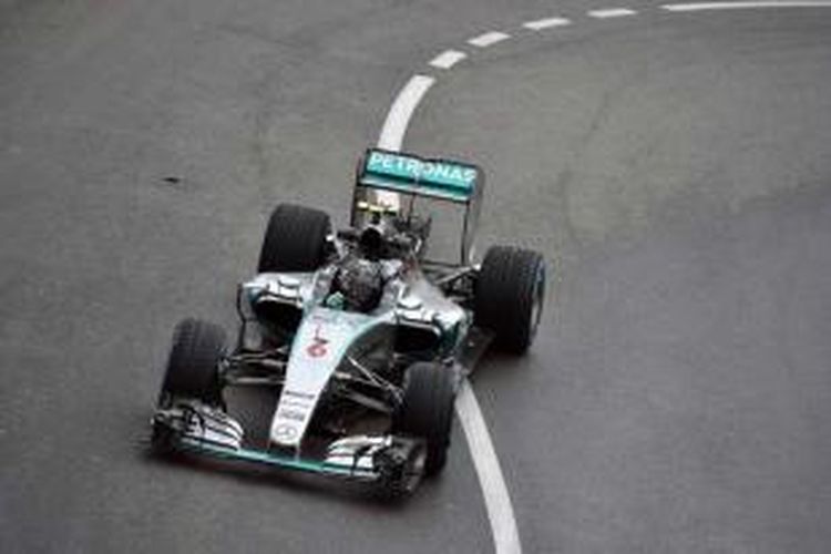 Pebalap Mercedes, Nico Rosberg, memacu mobilnya dalam sesi latihan kedua GP Monaco, di sirkuit jalan raya Monte Carlo, Kamis (21/5/2015).