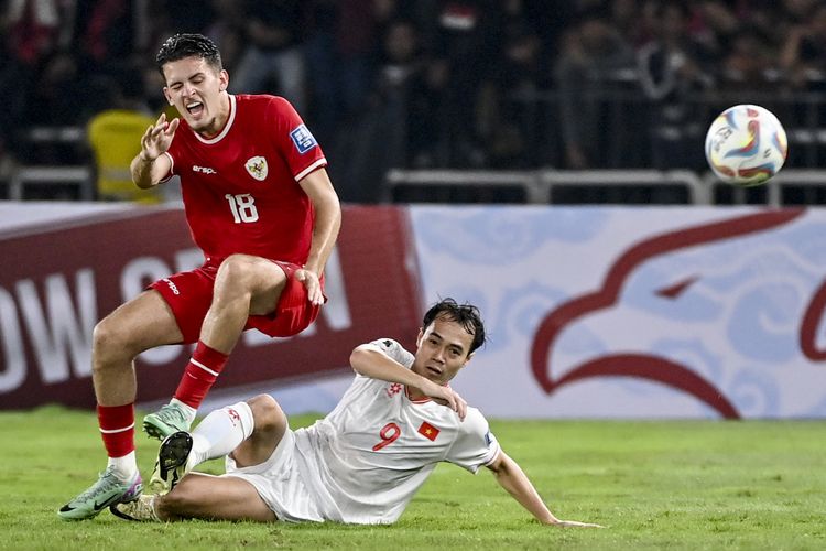 Pesepak bola Timnas Indonesia Justin Hubner (kiri) ditekel pesepak bola Vietnam Nguyen Van Toan pada pertandingan lanjutan Grup F Kualifikasi Piala Dunia 2026 zona Asia di Stadion Utama Gelora Bung Karno, Jakarta, Kamis (21/3/2024). Timnas Indonesia menang dengan skor 1-0. ANTARA FOTO/Hafidz Mubarak A/tom.