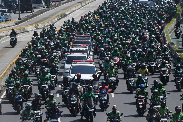 Para pengemudi ojek online (ojol) beriringan mengantarkan ambulans berisi jenazah rekan mereka, Affan Kurniawan menuju pemakaman di Jalan Jenderal Sudirman, Jakarta, Jumat (29/8/2025). Affan Kurniawan yang meninggal akibat terlindas mobil rantis Brimob saat ricuh Aksi 28 Agustus 2025 itu dimakamkan di TPU Karet Bivak, Jakarta Selatan.