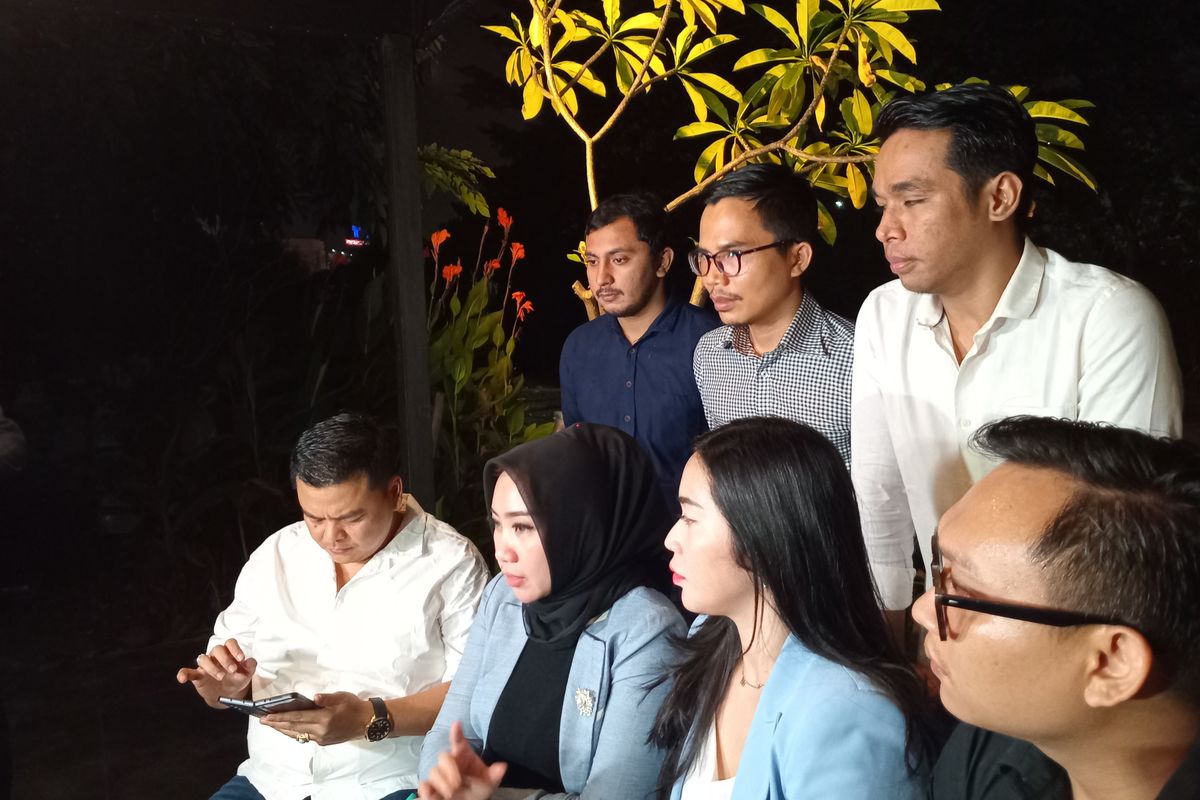 Tim kuasa hukum keluarga Vina Cirebon saat konferensi pers di kawasan Cempaka Putih, Jakarta Pusat, Minggu (26/5/2024).