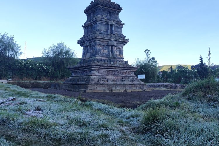 Kemunculan embun es di area Candi Arjuna, Desa Dieng Kulon, Kabupaten Banjarnegara, Jawa Tengah.