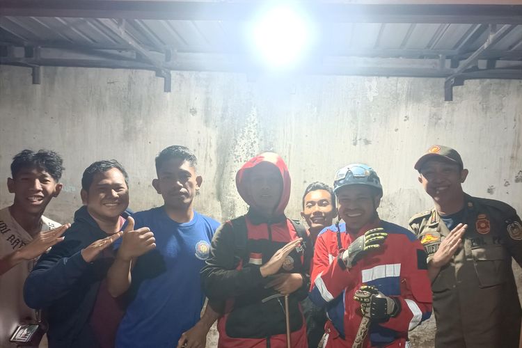Ular Piton 2,5 Meter Ditemukan Lemas di Dalam Rumah Warga Situbondo