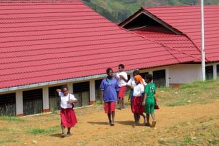 Sejumlah siswa SD Inpres Tiom pulang dari sekolahnya di Kabupaten Lanny Jaya, Papua, Selasa (28/7). Kabupaten pemekaran dari Jayawijaya pada tahun 2008 membutuhkan 200-300 guru TK/PAUD, SMP, dan SMA/SMK.