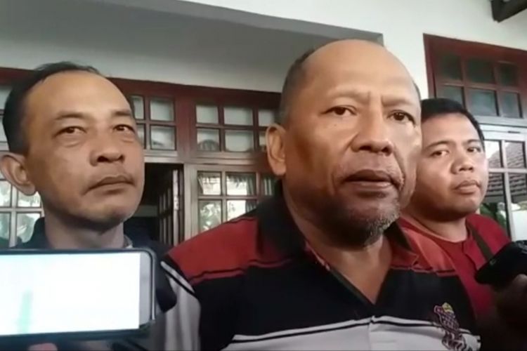 Mantan Exco PSSI Hidayat memeberikan keterangan kepada awak media seusai rumahnya di Kelurahan Kandangan, Kecamatan Benowo, Surabaya, digeledah Satgas Antimafia Bola, Rabu (23/1/2019).