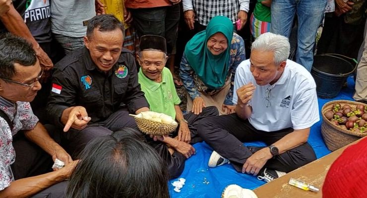 Momen Ganjar Gombali Warga saat Makan Durian: Lihat Sampeyan Tambah Manis