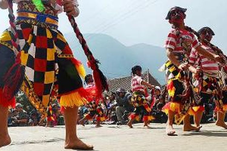 Kelompok kesenian dari sejumlah desa menampilkan tarian khas mereka masing-masing saat memeriahkan Festival Lima Gunung XIV di Dusun Mantran Wetan, Kecamatan Ngablak, Kabupaten Magelang, Jawa Tengah.