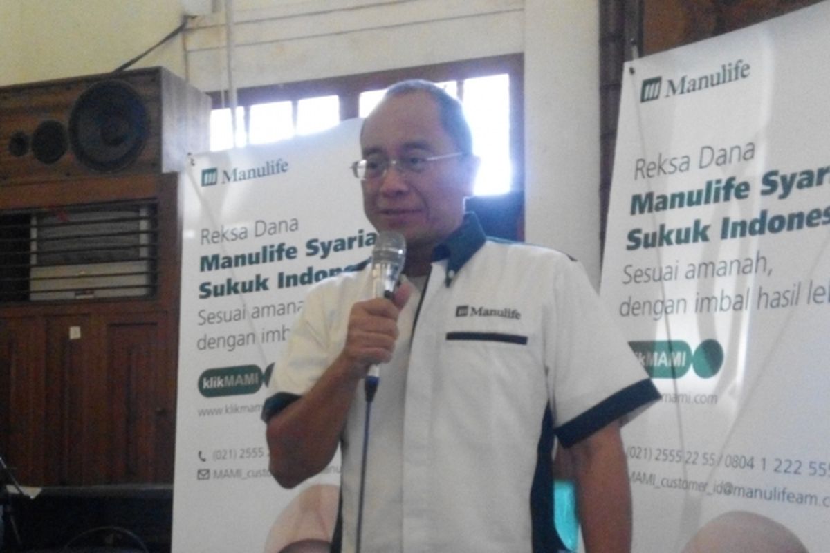 Presiden Direktur PT Manulife Asset Management Indonesia Legowo Kusumonegoro dalam press briefing peluncuran produk reksa dana syariah di Semarang, Kamis (11/5/2017).