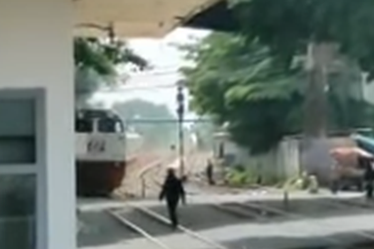 Tangkapan layar unggahan video yang memperlihatkan seorang pejalan kaki nyaris tertabrak kereta api di Cimindi, Bandung, Jawa Barat.