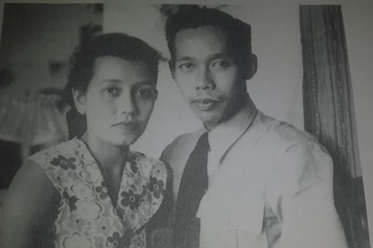 Hoegeng Iman Santoso bersama istri tercinta, Merry Roeslani