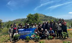 Dosen Pulang Kampung IPB Kenalkan Pupuk Hayati kepada Petani di Garut