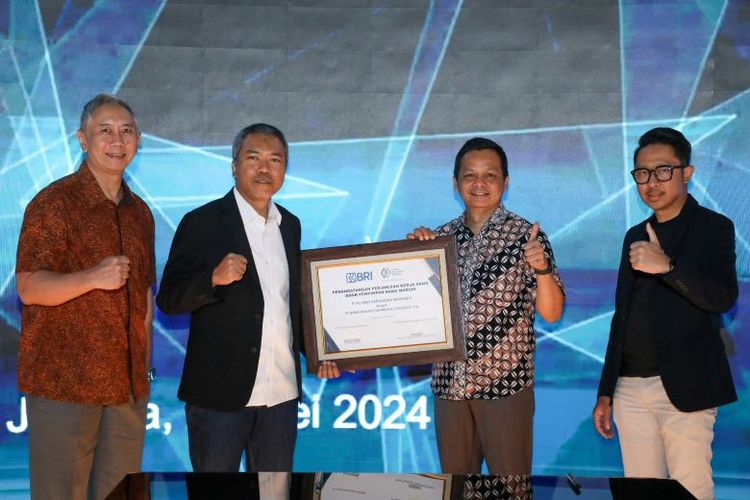 Direktur Retail Funding dan Distribusi BRI Andrijanto dan Direktur Utama (Dirut) PT KBI Budi Susanto melakukan penandatangan nota kesepahaman (MoU) antara BRI dengan PT Kliring Berjangka Indonesia (PT KBI) di Innovation Center Gedung BRI Jakarta, Rabu (22/2/2024).