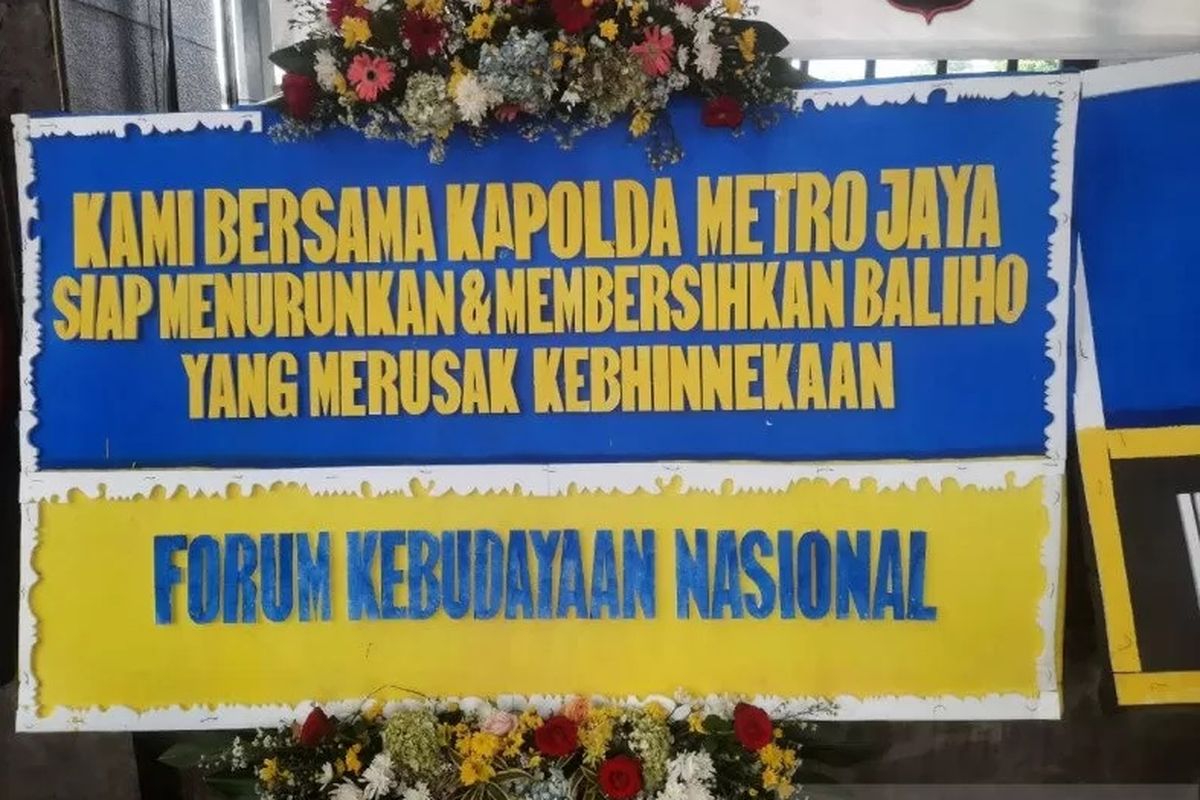 Mapolda Metro Jaya kebanjiran karangan bunga berisi dukungan terhadap Polda Metro Jaya yang mendukung langkah Kodam Jaya menurunkan paksa baliho Rizieq Shihab. 