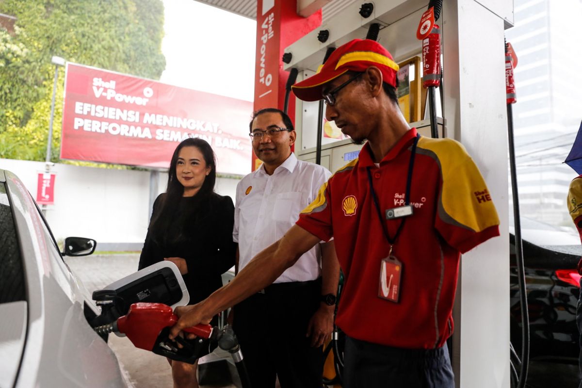 Petugas SPBU Shell mengisi bahan bakar minyak (BBM) jenis Shell V-Power ke mobil BMW 520i Luxury saat acara flag-off dari BMW Driving Experience di SPBU Shell, Jalan Gatot Subroto, Menteng Dalam, Jakarta, Senin (12/3/2018). Program BMW Driving Experience merupakan kegiatan untuk menempuh lima kota besar sejauh 900 kilometer dengan mengendarai BMW Seri 5, salah satunya BMW 520i Luxury yang memiliki mesin 4-silinder BMW TwinPower Turbo serta memakai bahan bakar berkualitas.