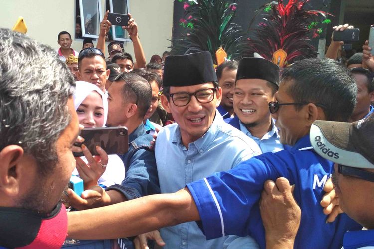 Calon Wakil Presiden nomor urur 2, Sanidaga Uno, disambut pendukungnya saat berkampanye di GOR Pemuda Kabupaten Temanggung, Jawa Tengah, Senin (24/9/2018).