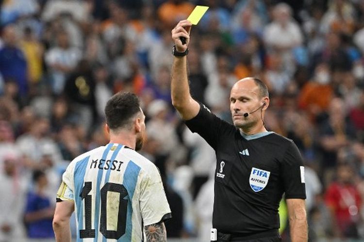 Wasit asal Spanyol, Antonio Mateu Lahoz, ketika mengukum Lionel Messi dengan kartu kuning pada laga perempat final Piala Dunia 2022 Qatar yang mempertemukan Belanda vs Argentina di Lusail Stadium, Sabtu (10/12/2022) dini hari WIB.