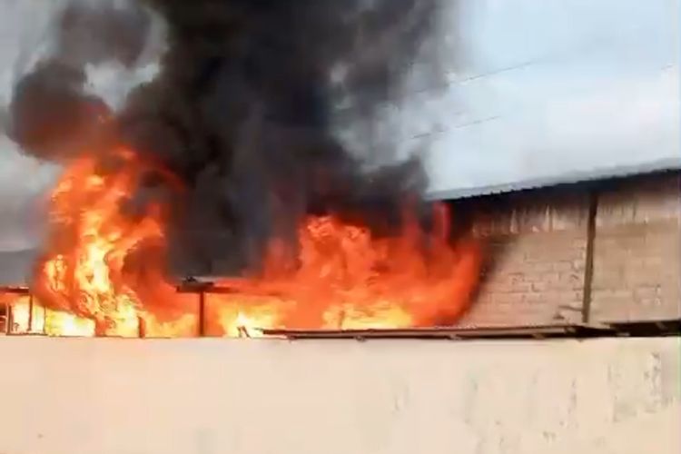 Kobaran api membakar pabrik rotan di Desa Cangkring Kecamatan Plered Kabupaten Cirebon Selasa (2/4/2024) pagi.