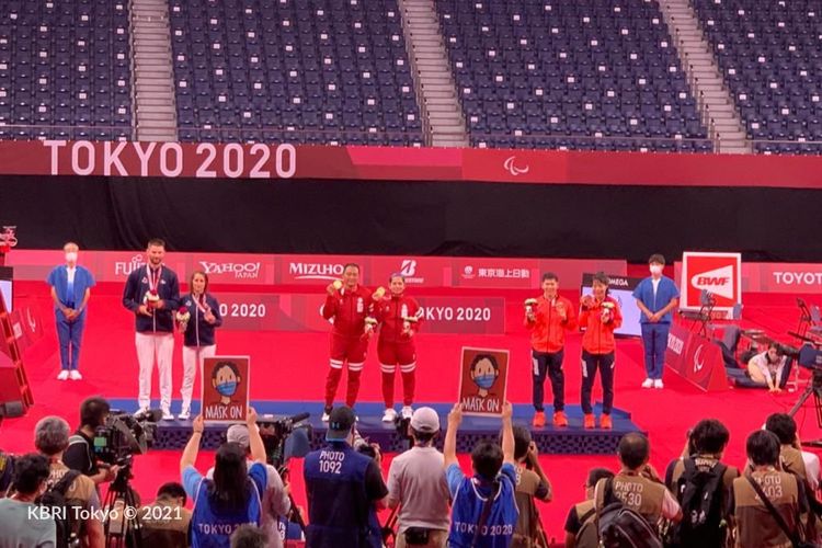 Pasangan ganda campuran Indonesia Hary Susanto/Leani Ratri meraih medali emas badminton Paralimpiade Tokyo 2020.