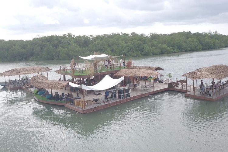 Arkilla Mangrove Lounge di tengah hutan mangrove Desa Bantan, Belitung, Minggu (21/8/2022).