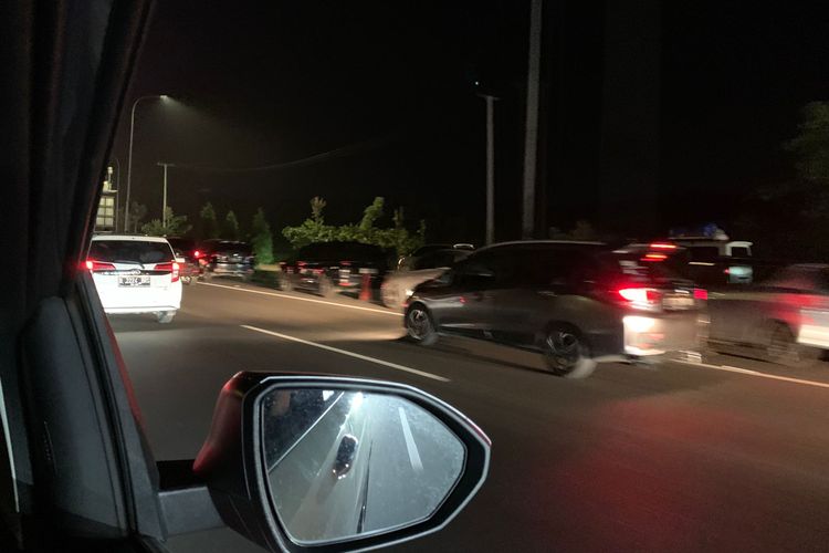 Ilustrasi mobil-mobil yang berhenti darurat di jalur one way di Tol Cipali.