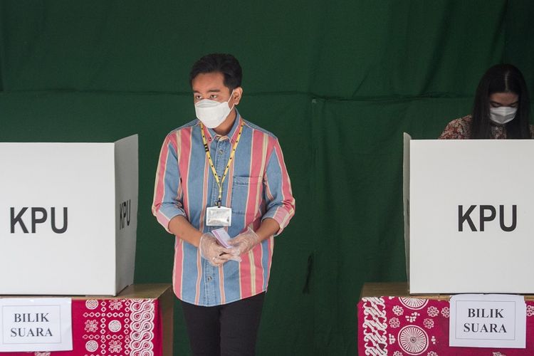 Solo Mayoral Candidate Gibran Rakabuming Raka (center) and his wife Selvi Ananda (right) cast their ballots in the Mayoral elections in the city, Wednesday (9/12/2020)  ANTARA FOTO/Mohammad Ayudha/wsj.