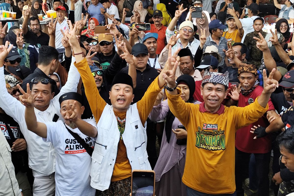 Gus Makki (rompi putih) dan Ali Ruchi, calon bupati dan wakil bupati Banyuwangi nomor urut 02 saat kampanye di Dusun Rayud, Parijatah Kulon, Kecamatan Srono, Kabupaten Banyuwangi, Jawa Timur pada Senin (4/11/2024) siang.