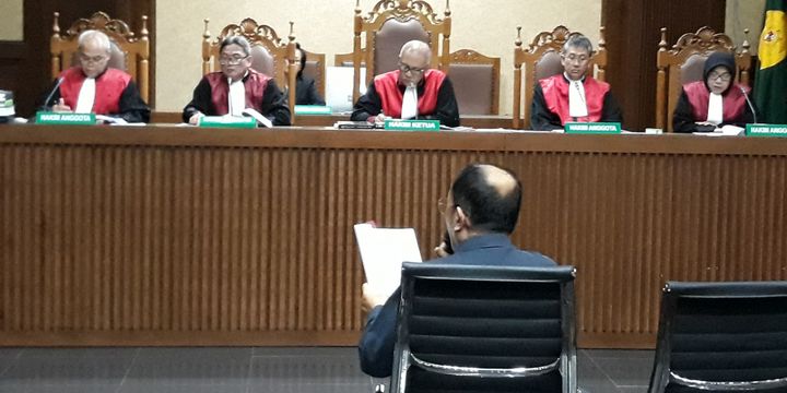 Terdakwa Fredrich Yunadi menyampaikan eksepsi di Pengadilan Tipikor Jakarta, Kamis (15/2/2018).