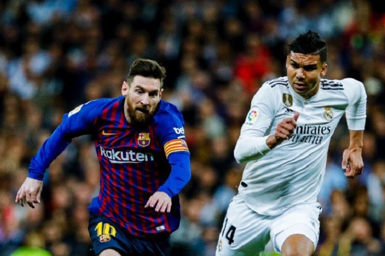 Casemiro membayang-bayangi Lionel Messi pada pertandingan El Clasico, Real Madrid vs Barcelona, di Stadion Santiago Bernabeu dalam lanjutan La Liga Spanyol, 2 Maret 2019. 
