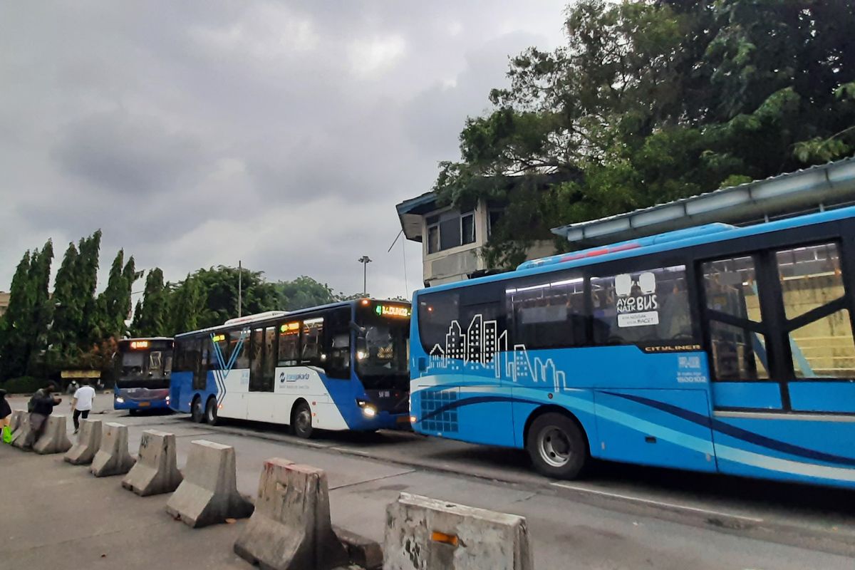 Bus-bus Transjakarta ngetem di Terminal Pulogadung, Jakarta Timur, Senin (6/12/2021).