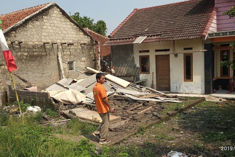 Babinsa Desa Sukaharja beserta warga sedang memperbaiki puing puing bangunan yang diterjang angin puting beliung di Kampung Pasir Peundeuy, Desa Sukaharja, Kecamatan Ciomas Kabupaten Bogor, Senin (9/12/2019).