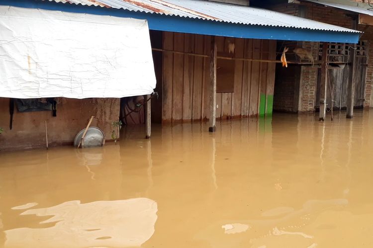 Banjir di Luwu meluas hingga empat kecamatan dengan ketinggian banjir hingga 1 meter, Sabtu (06/06/2020)