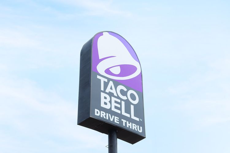 Gerai Taco Bell PIK melayani pembelian drive thru. 