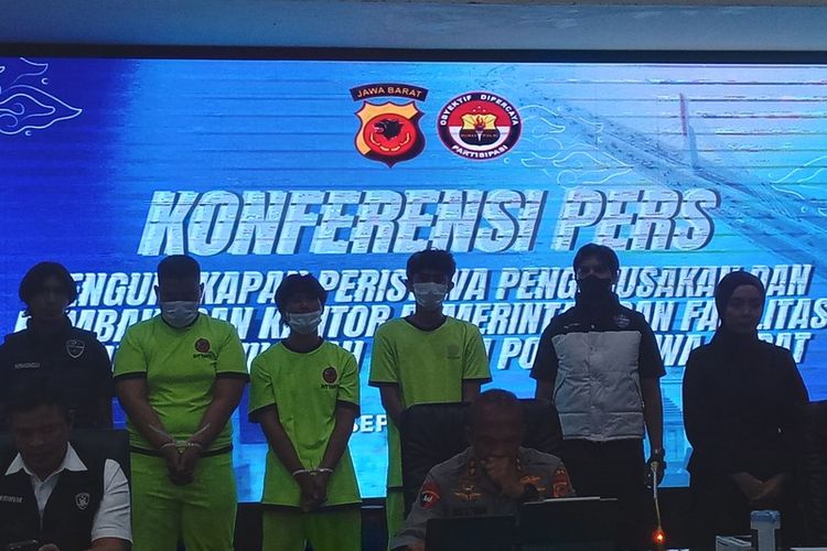 Kapolda jabar Irjen Rudi Setiawan tengah memperlihatkan barang bukti dalam tindakan anarkis saat aksi demo di Bandung. Semua bukti dan 42 tersangka ini diperlihatkan di Mapolda Jabar, Selasa (16/9/2025).