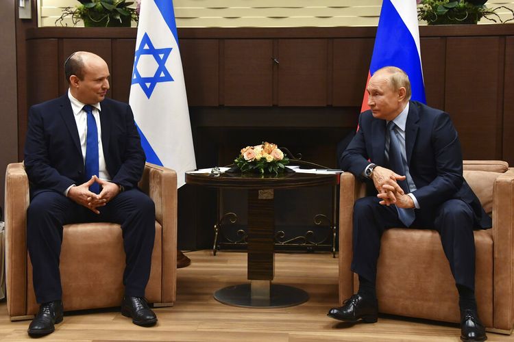 Presiden Rusia Vladimir Putin, kanan, dan Perdana Menteri Israel Naftali Bennett berbicara selama pertemuan mereka di Sochi, Rusia, Jumat, 22 Oktober 2021. 