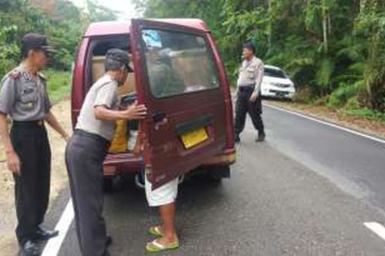 Anggota Polsek Sorawolio berhasil mengamankan ratusan liter minuman keras di dalam mobil angkutan umum yang ditinggal pemiliknya, Rabu (14/9/2016)