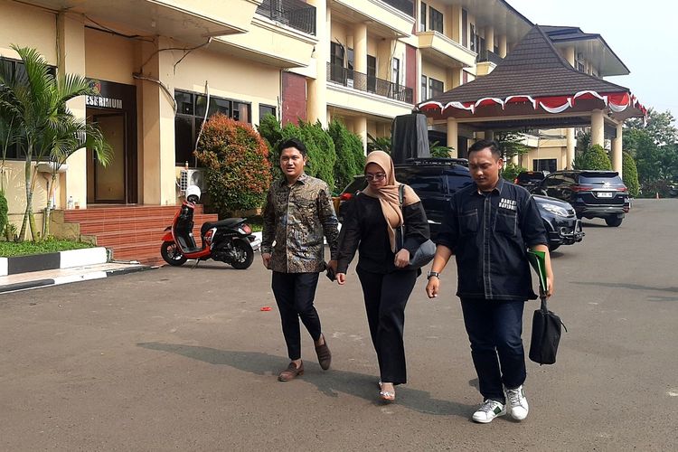 Norma Risma didampingi pengacaranya usai diperiksa penyidik Polda Banten pada 18 Agustus 2023 lalu. Kini, Kasus perizanan yang dilaporkan akan segera diadili di PN Serang.